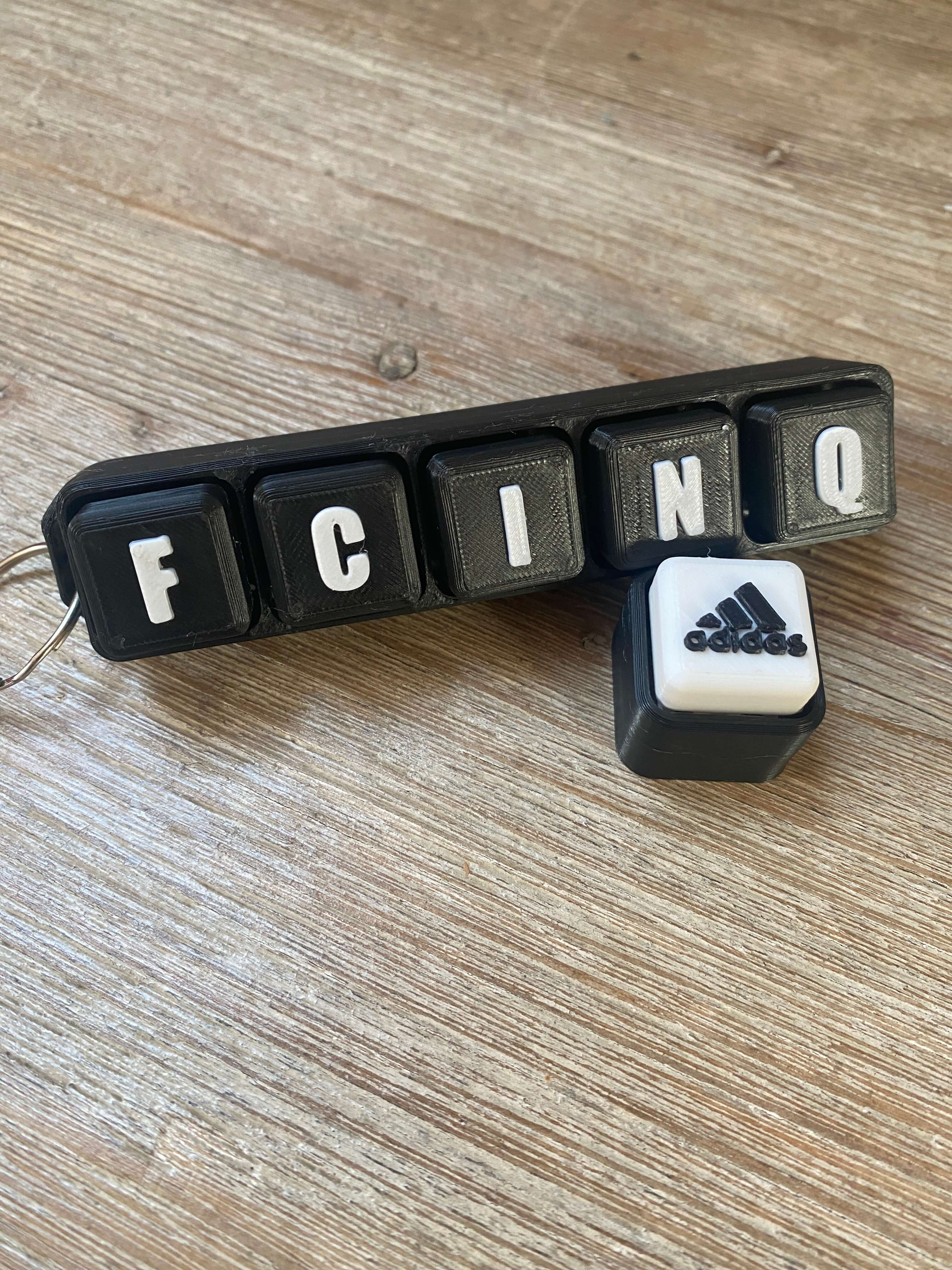 Goodies CLICKNAME pour entreprises avec logos et prénoms personnalisés en 3D.