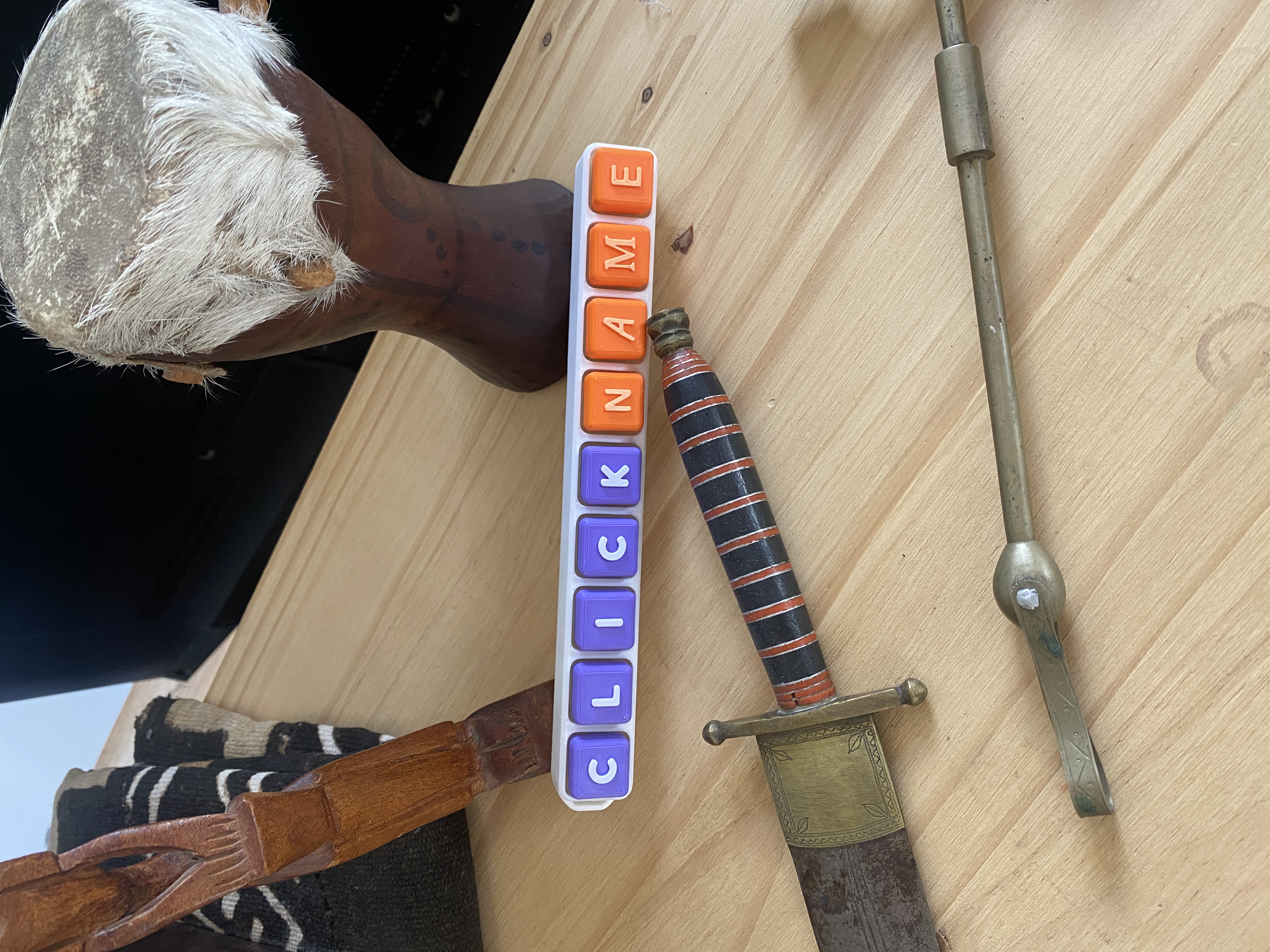 Clicker CLICKNAME en commande spéciale, multicolore et avec finition premium.